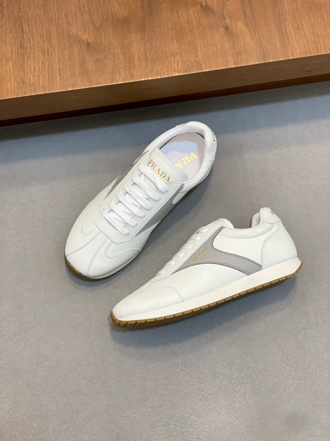 Men's shoes 💰740 Prada/Prada's new men's spliced ​​casual sports shoes. These sports shoes use exquisite stitching technology to outline a unique geometric texture, and contemporary lines and details reinterpret the classic sports style. The upper is made of ultra-official material, and the lining is full cowhide. It is lightweight, breathable, practical and versatile. The tongue is decorated with the Prada Milano logo, and the logo print is embellished with the laces. It is paired with a 2.5cm two-color rubber sole to create a comfortable wearing experience. Comes with full set of original packaging dust bag! Size: 39-40-41-42-43-44 (38, 45 customized) standard leather shoe size